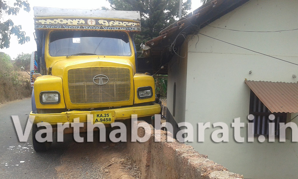 ಕಿನ್ನಿಗೋಳಿ: ಚಾಲಕನನ ನಿರ್ಲಕ್ಷ್ಯ; ಮನೆಗೆ ನುಗ್ಗಿದ ಲಾರಿ